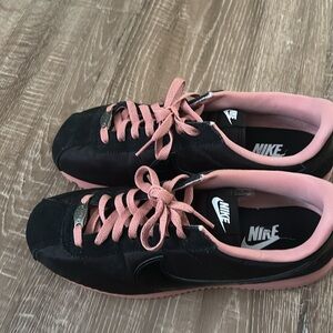 Nike Shoes Size 10.5 Color Black and Pink.